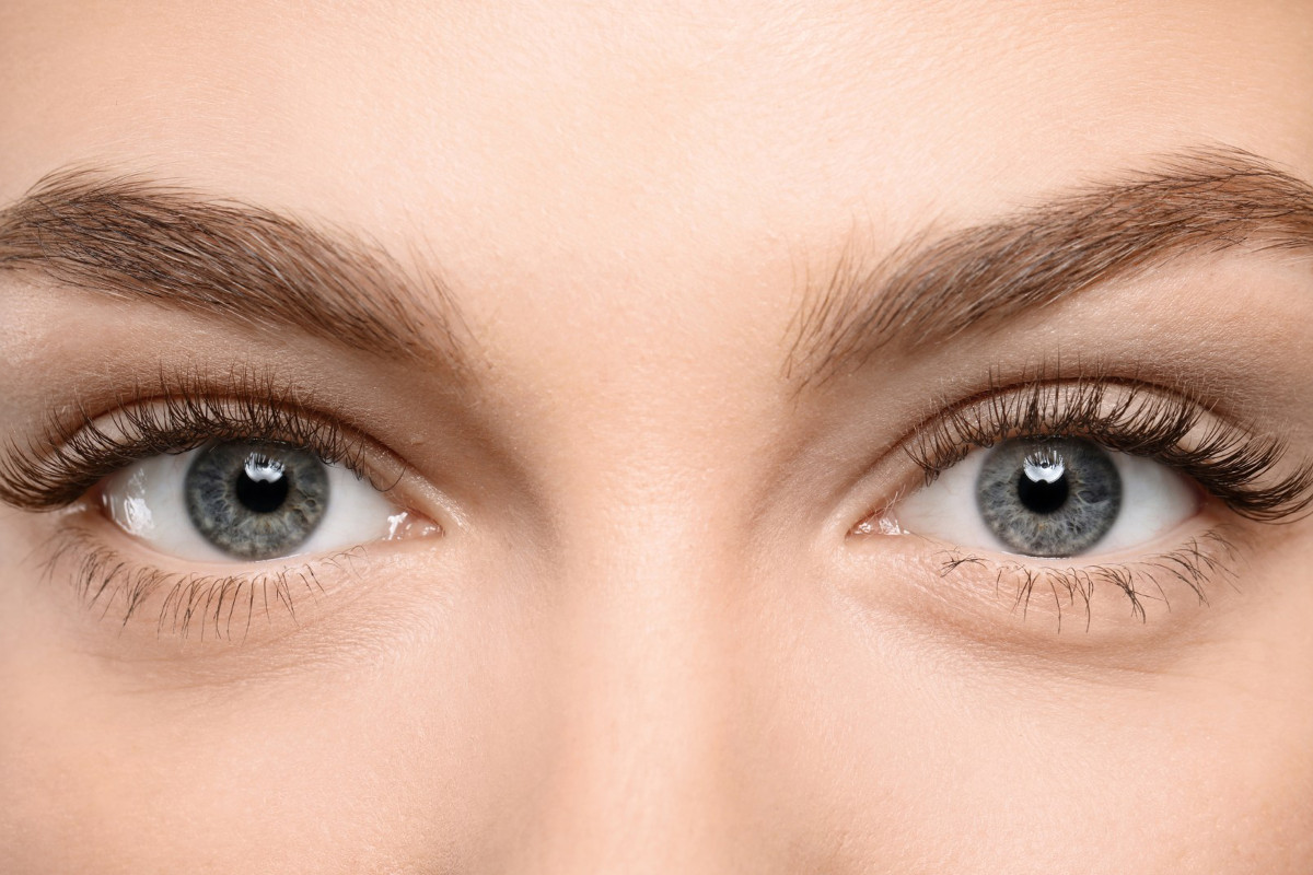 Persona trabajando en escritorio organizado